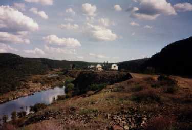 Vista del recorrido, una estación y el río